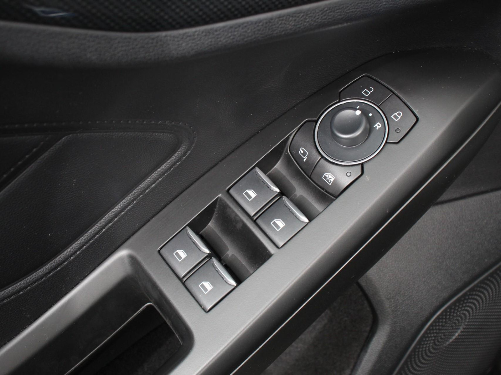 Ford Focus 1.0 EcoBoost Hybrid ST Line thumbnail 10