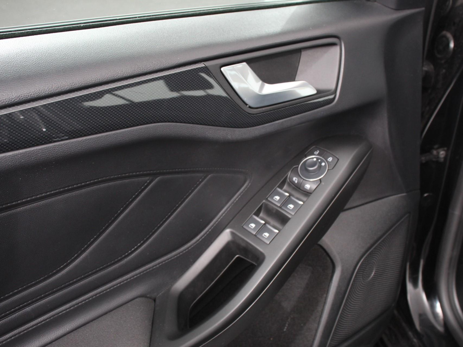 Ford Focus 1.0 EcoBoost Hybrid ST Line thumbnail 4