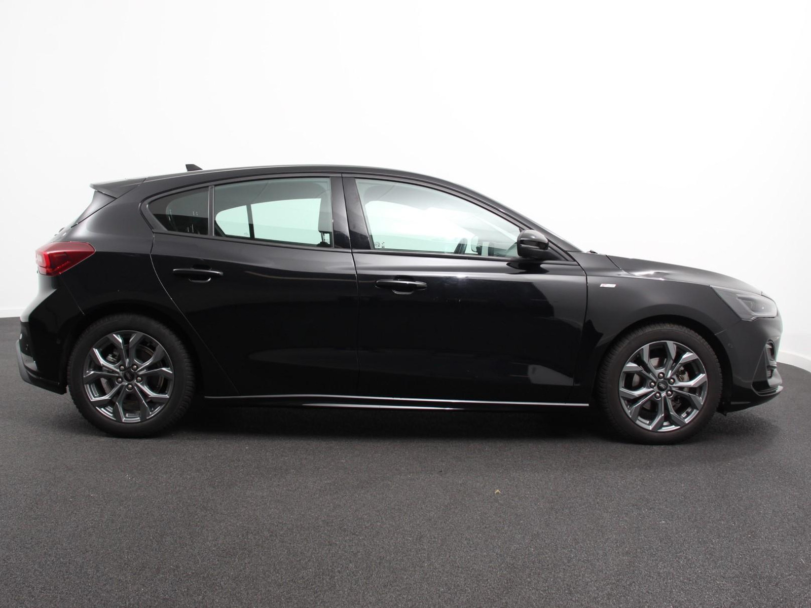 Ford Focus 1.0 EcoBoost Hybrid ST Line thumbnail 2