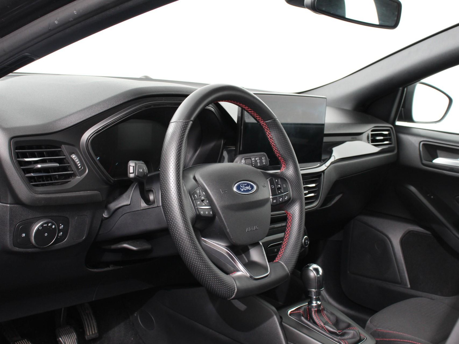 Ford Focus 1.0 EcoBoost Hybrid ST Line thumbnail 3