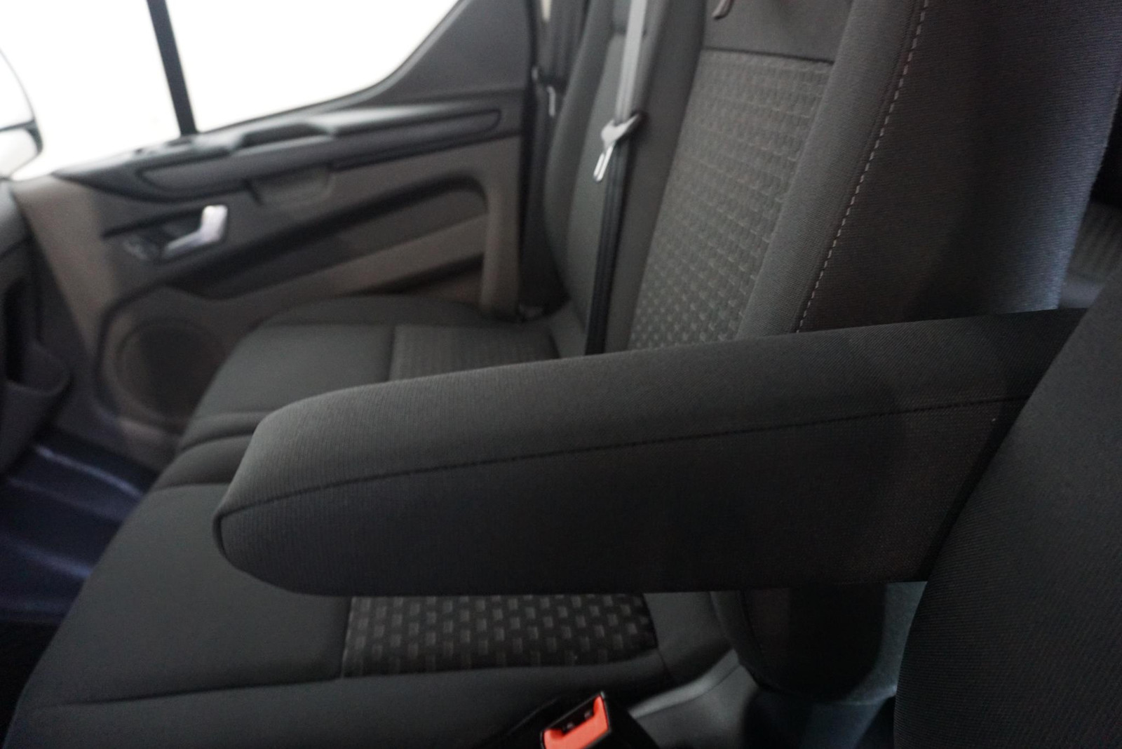 Ford Transit Custom 300 2.0 TDCI L2H1 Trend Dubbele Cabine Automaat thumbnail 3