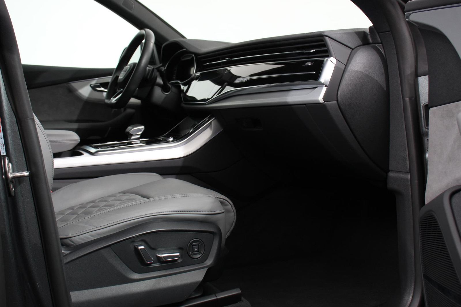 Audi Q8 55 TFSI e PHEV quattro Pro Line S-Line thumbnail 3