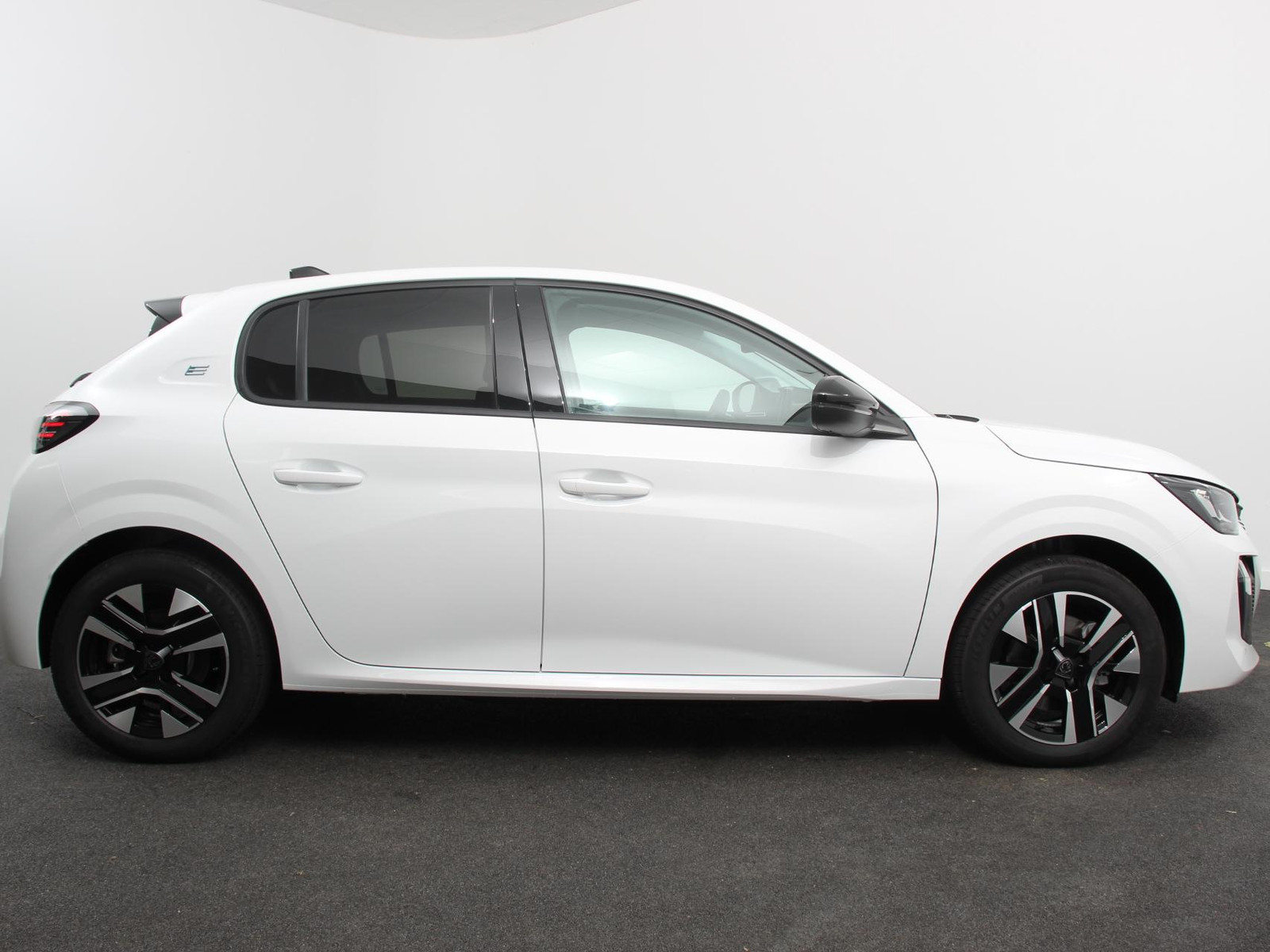Peugeot e-208 EV Allure 50 kWh thumbnail 4