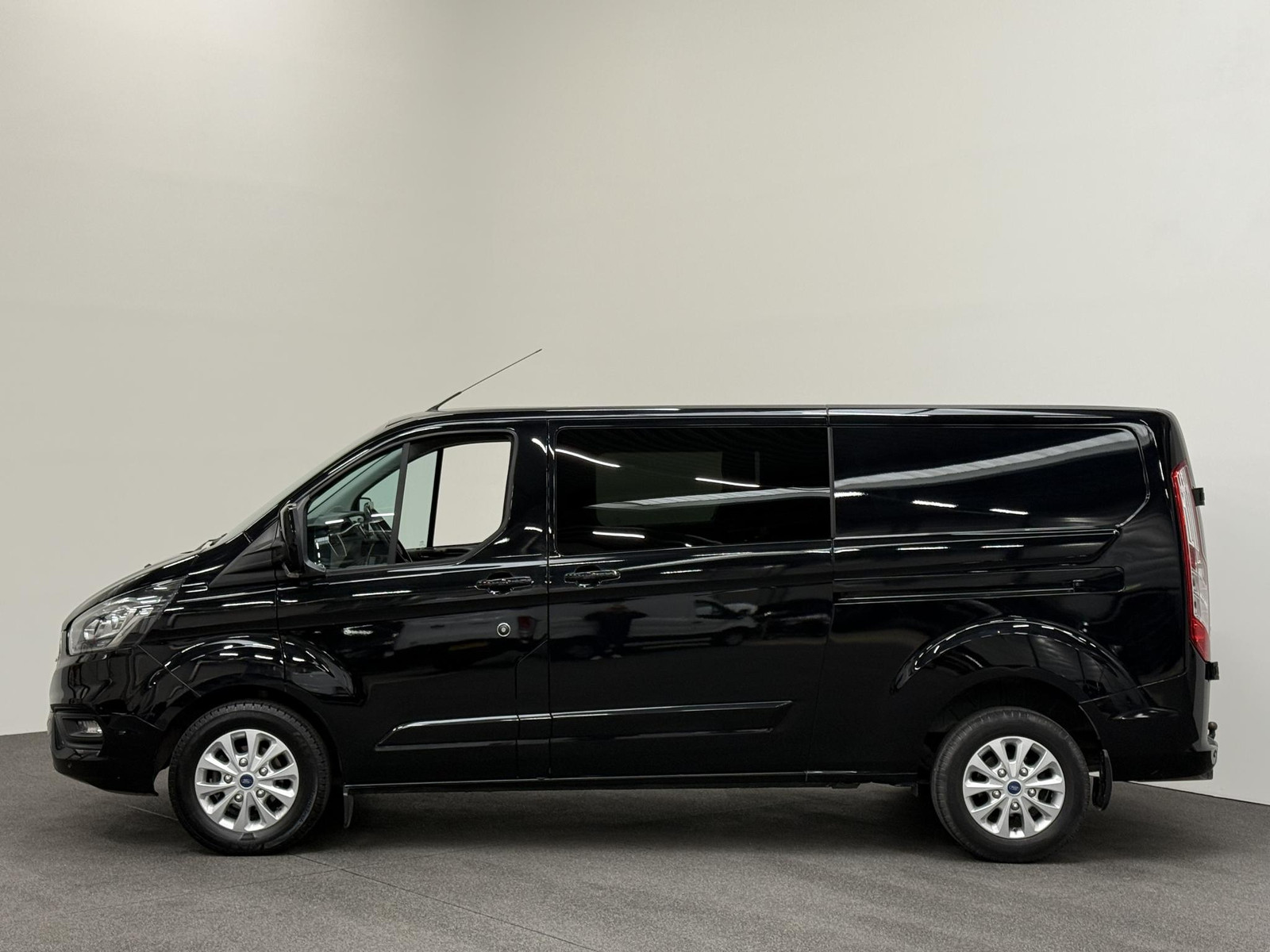 Ford Transit Custom 300 2.0 TDCI L2H1 Limited Dubbele cabine Automaat thumbnail 6
