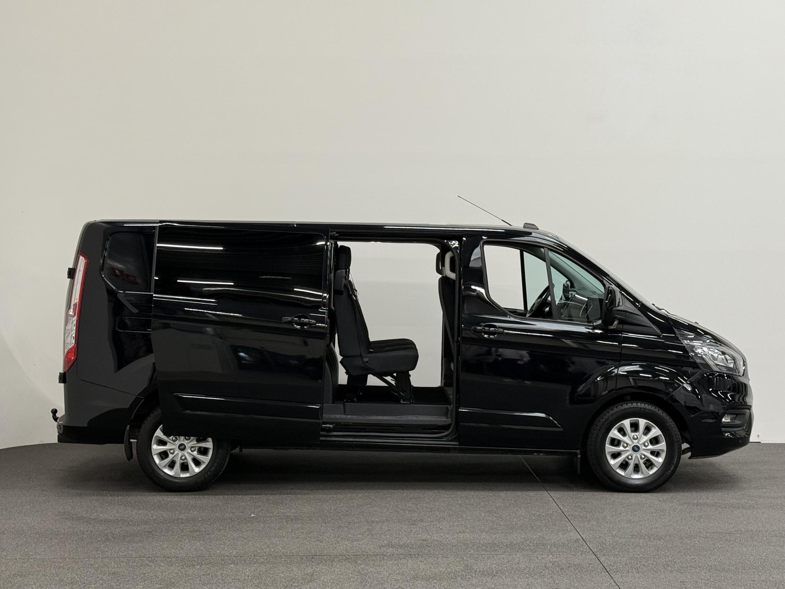 Ford Transit Custom 300 2.0 TDCI L2H1 Limited Dubbele cabine Automaat thumbnail 8