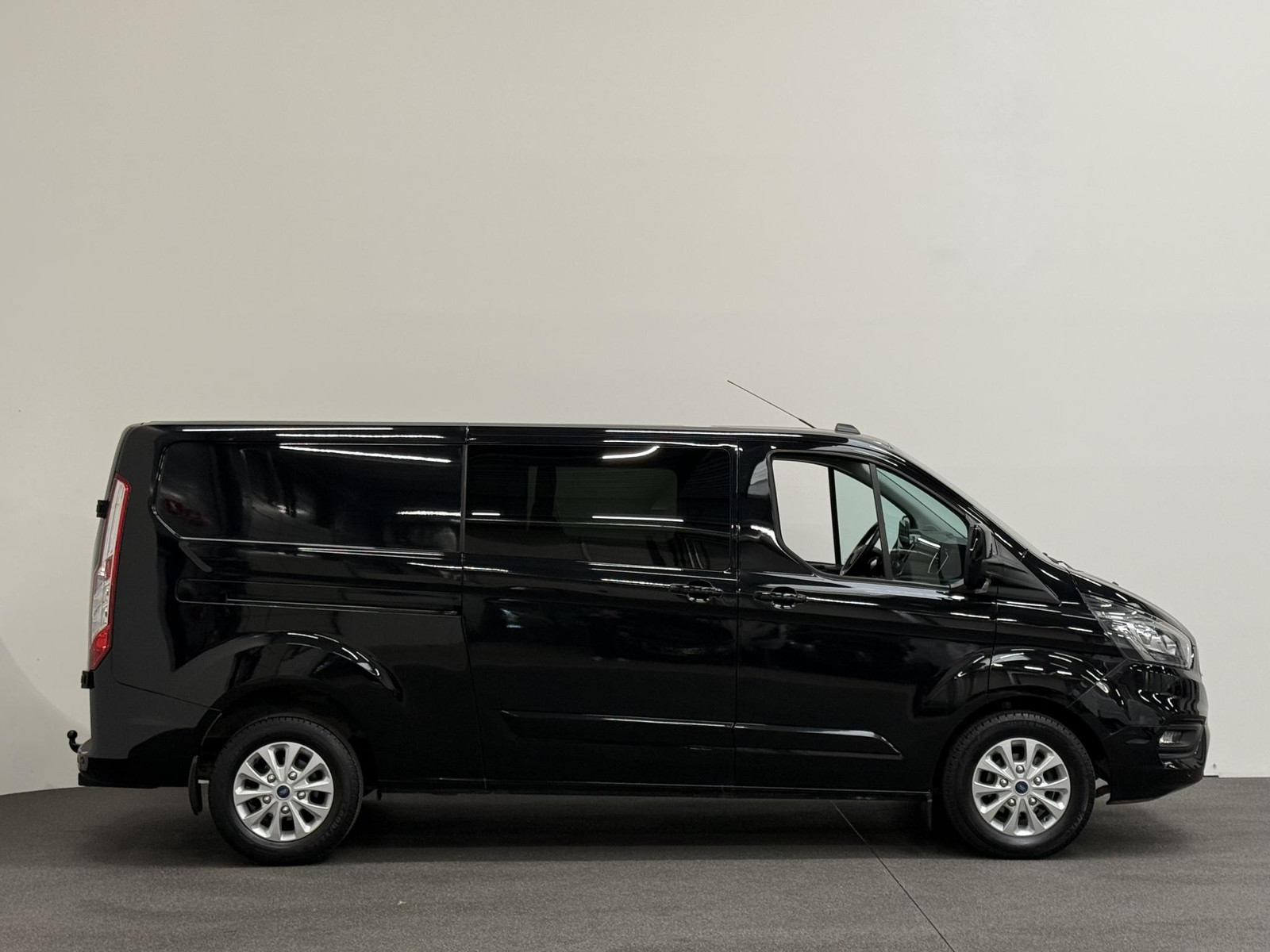 Ford Transit Custom 300 2.0 TDCI L2H1 Limited Dubbele cabine Automaat thumbnail 5