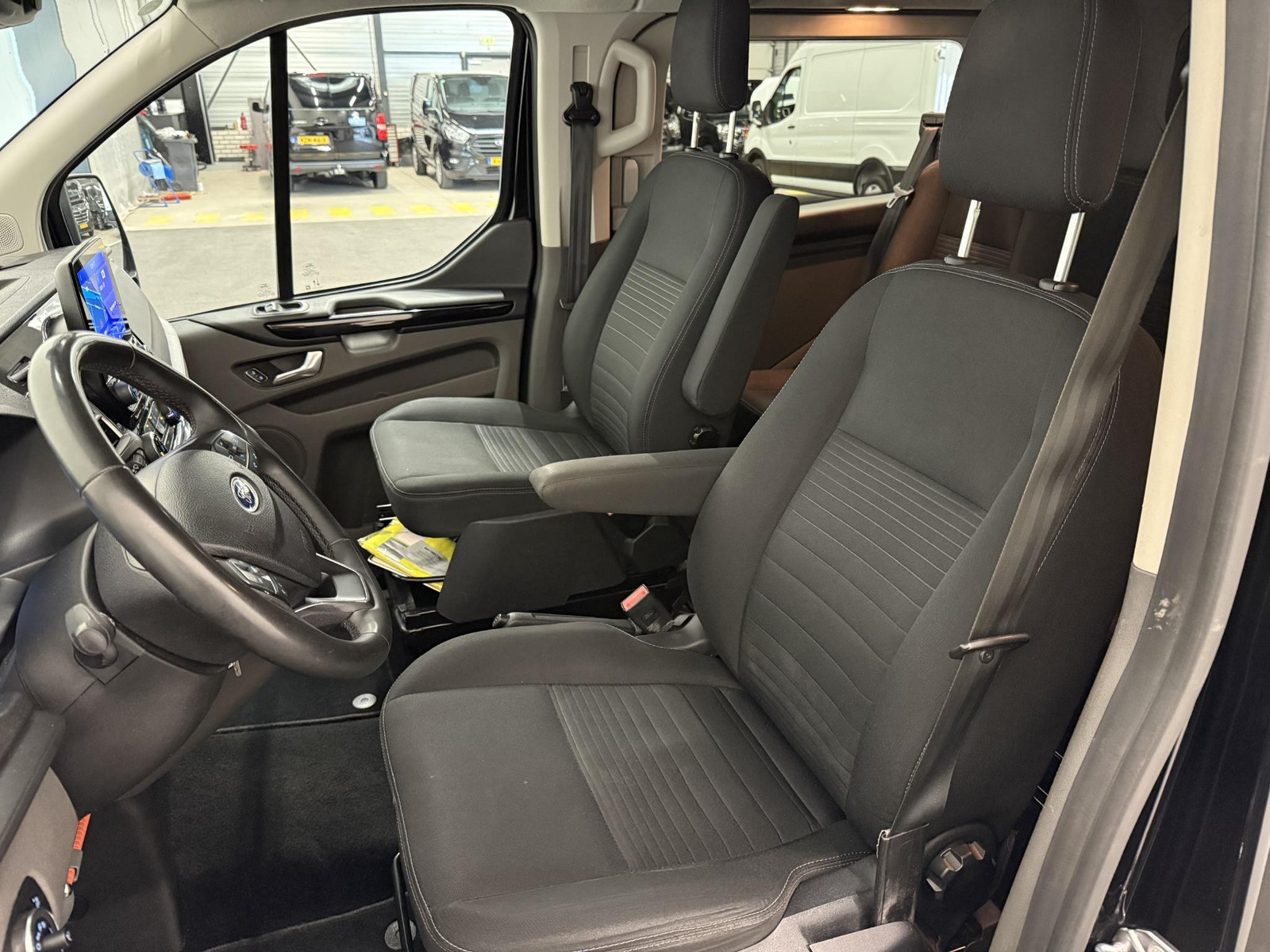 Ford Transit Custom 300 2.0 TDCI L2H1 Limited Dubbele cabine Automaat thumbnail 10