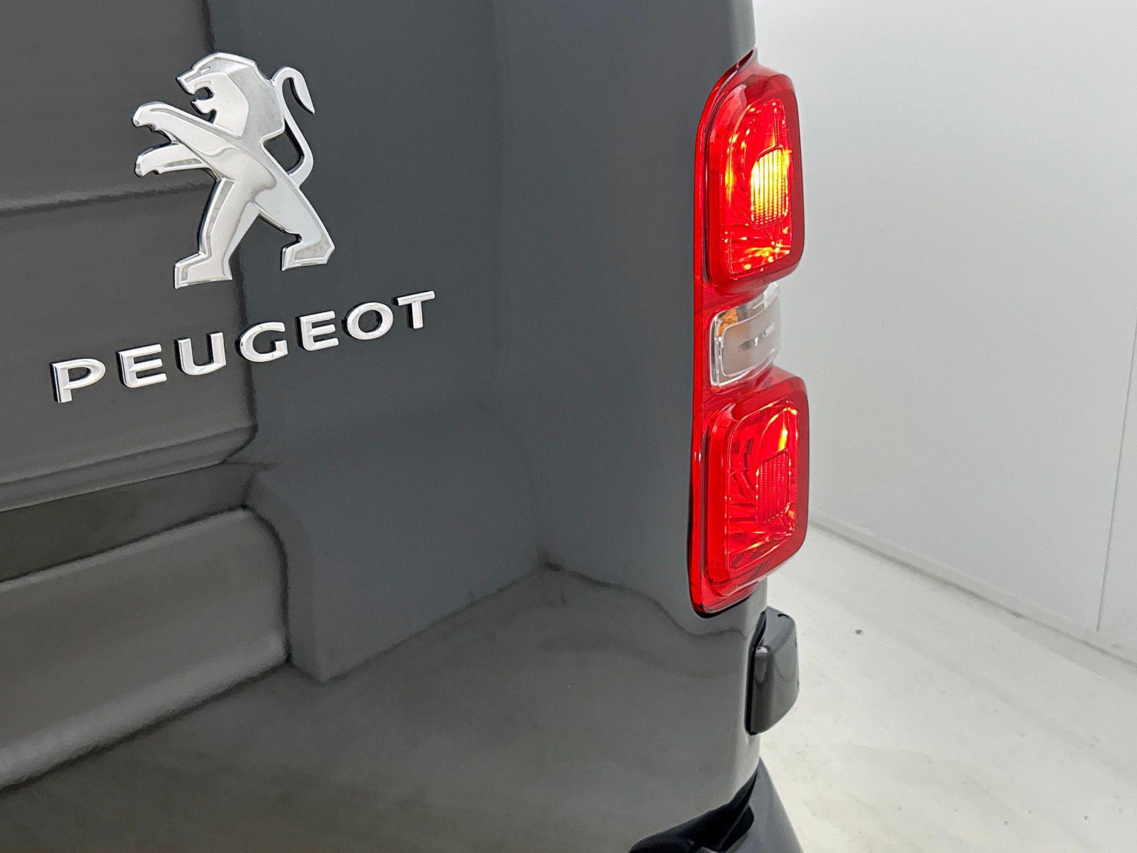 Peugeot Expert 2.0 BlueHDI 145PK L3 Automaat thumbnail 2
