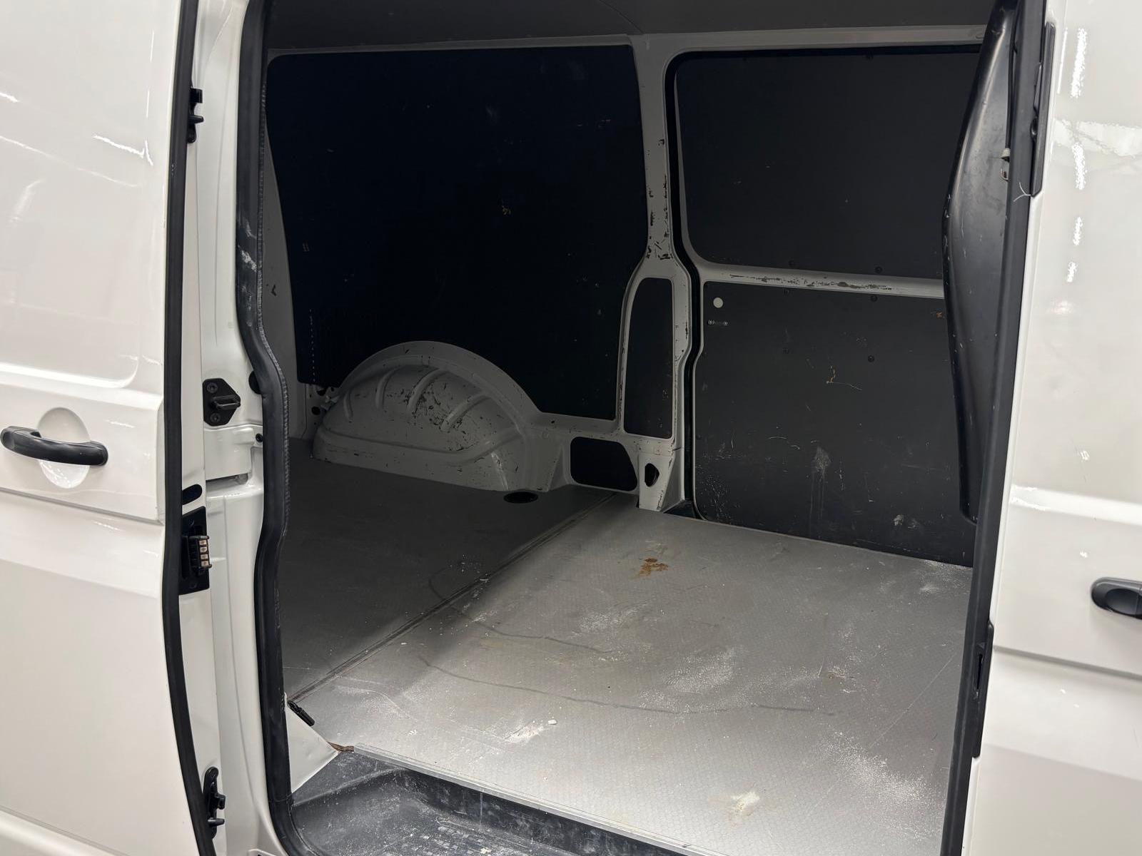 Volkswagen Transporter 2.0 TDI L2H1 30 thumbnail 8