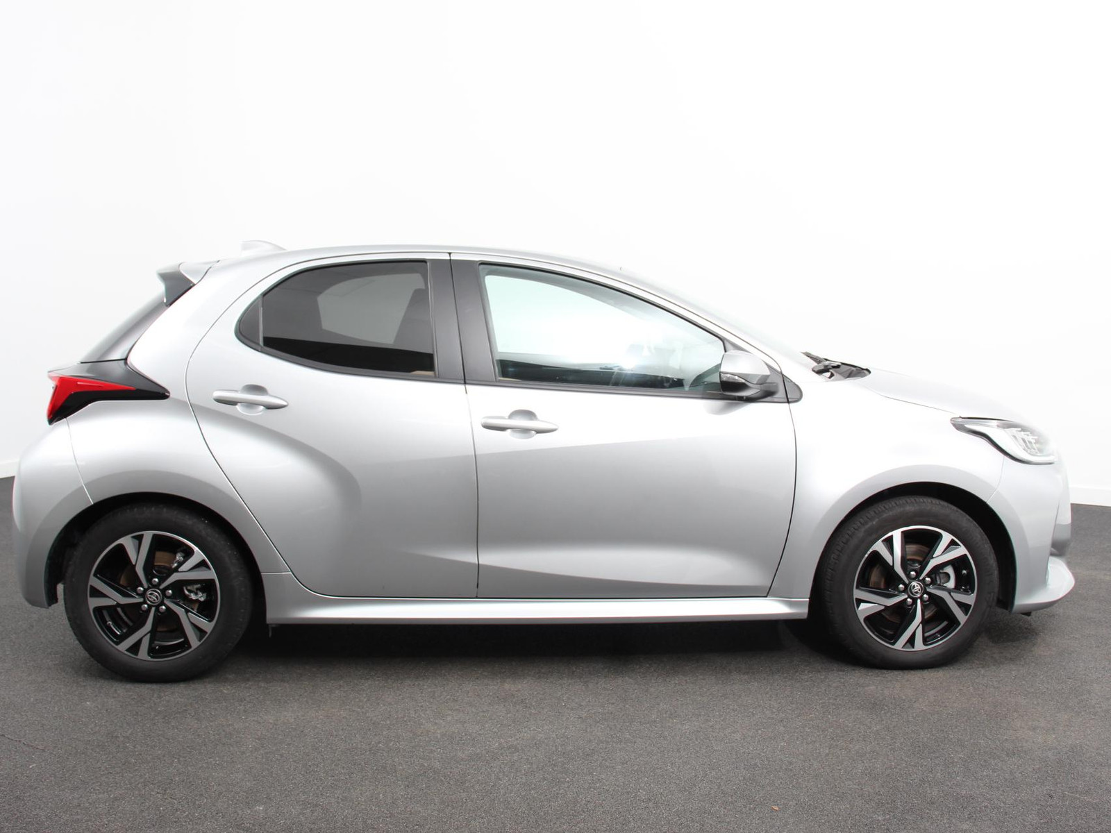 Toyota Yaris 1.5 Hybrid Dynamic Automaat thumbnail 3