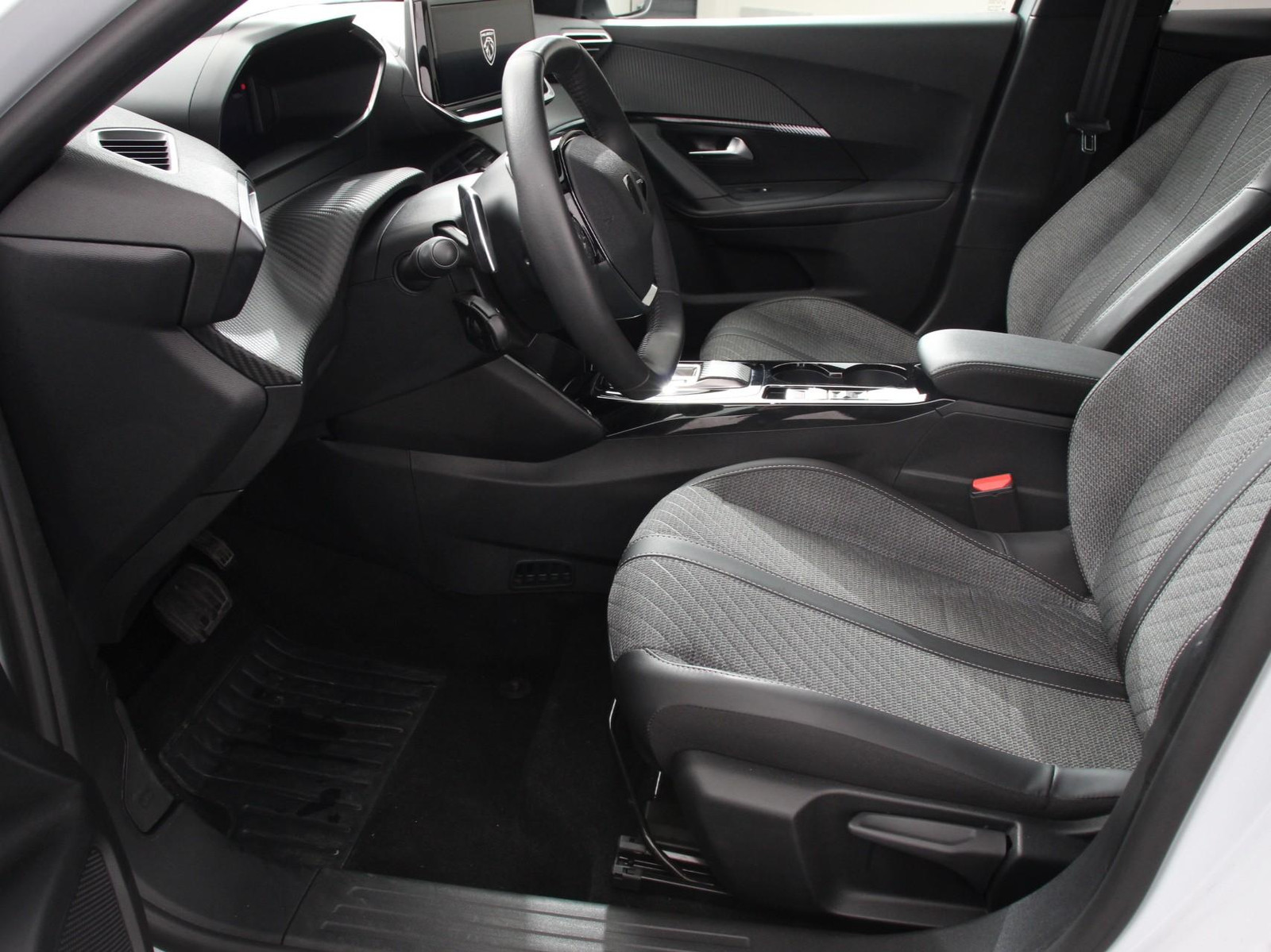 Peugeot 2008 1.2 Hybrid 136 pk Automaat Allure thumbnail 3