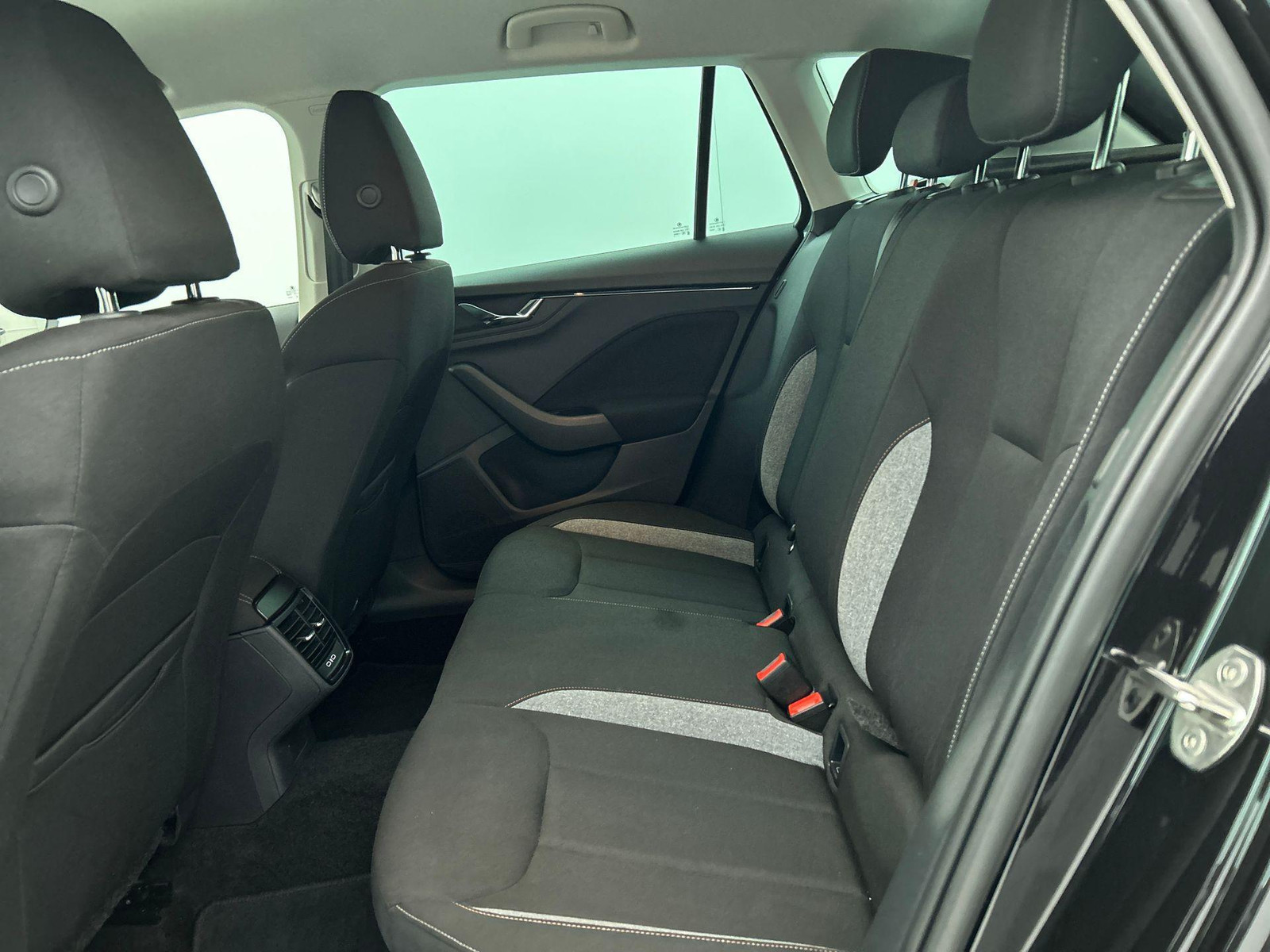 Škoda Kamiq 1.0 TSI Business Edition DSG thumbnail 5