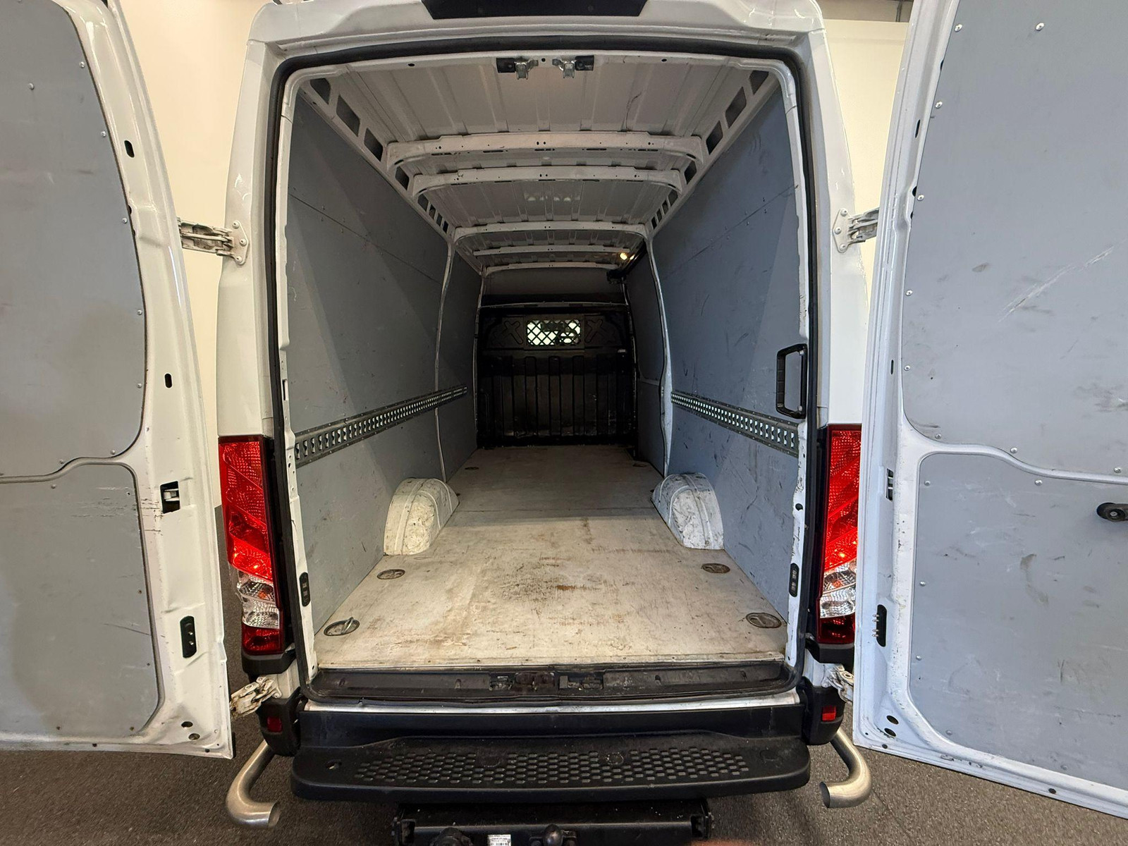 Iveco Daily 35S14 140pk L2H2/L3H2 3500kg Trekhaak Airco Cruise thumbnail 10