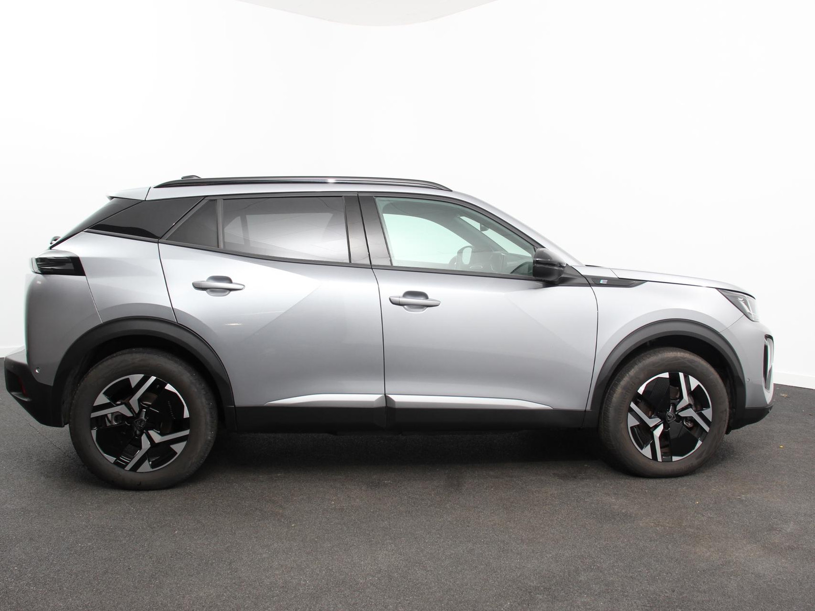Peugeot e-2008 EV Allure 50 kWh thumbnail 3