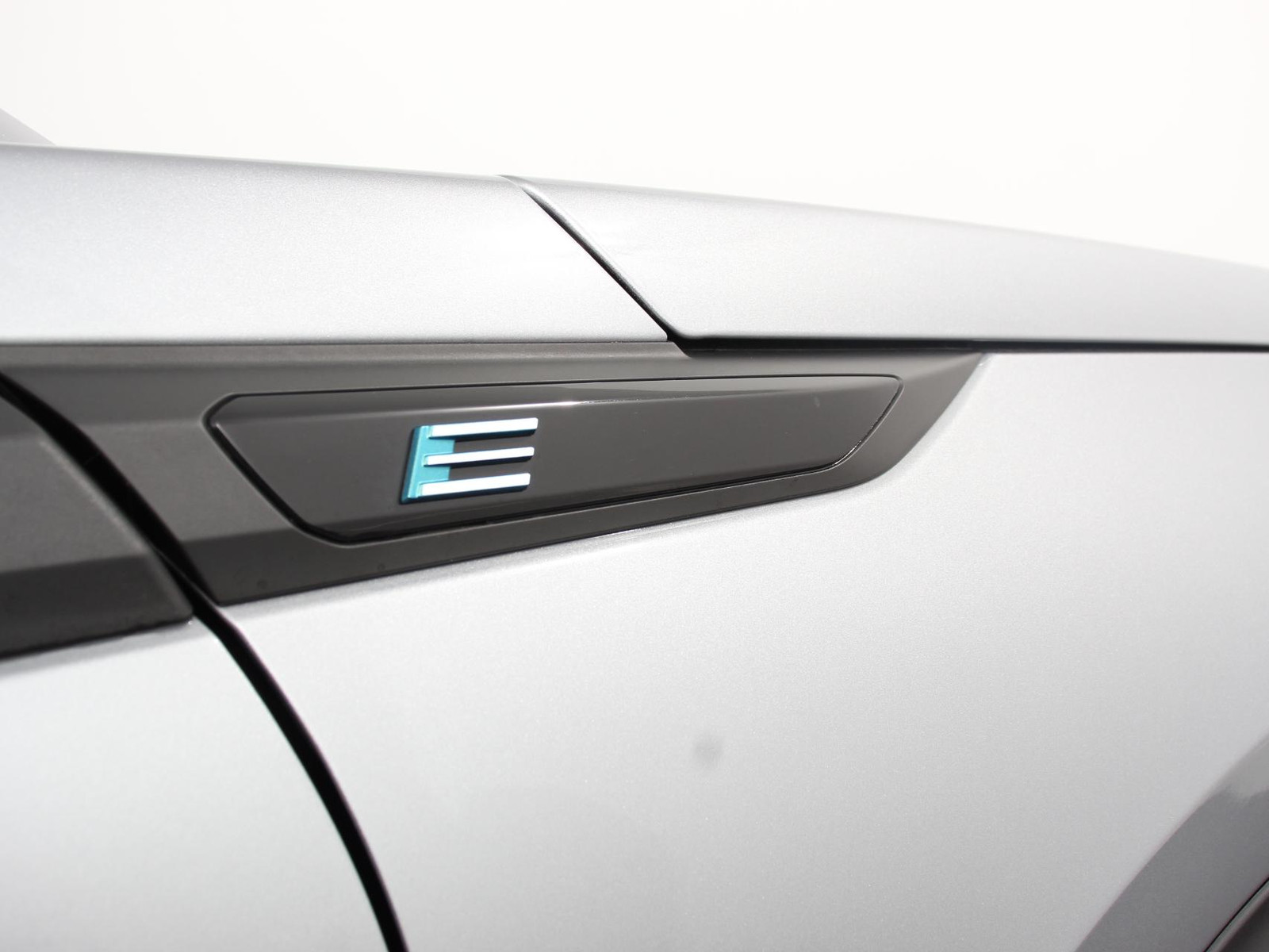 Peugeot e-2008 EV Allure 50 kWh thumbnail 8