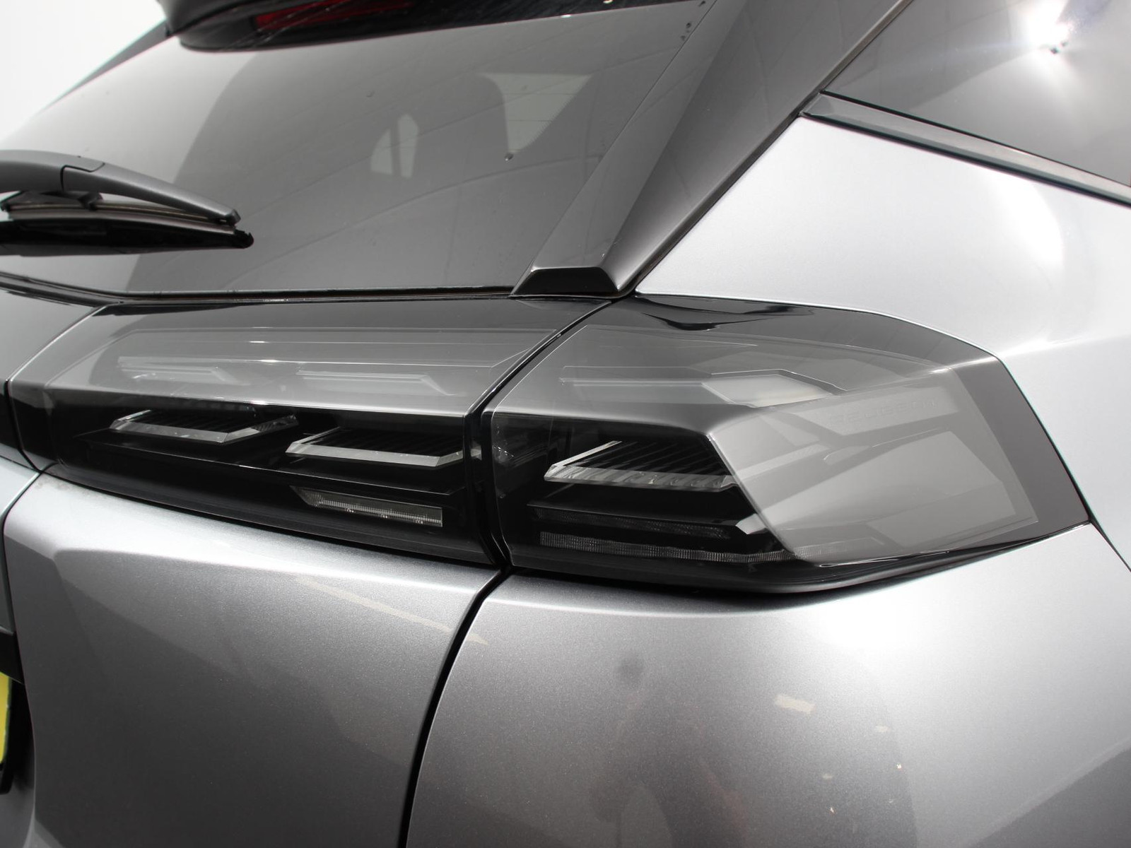 Peugeot e-2008 EV Allure 50 kWh thumbnail 7