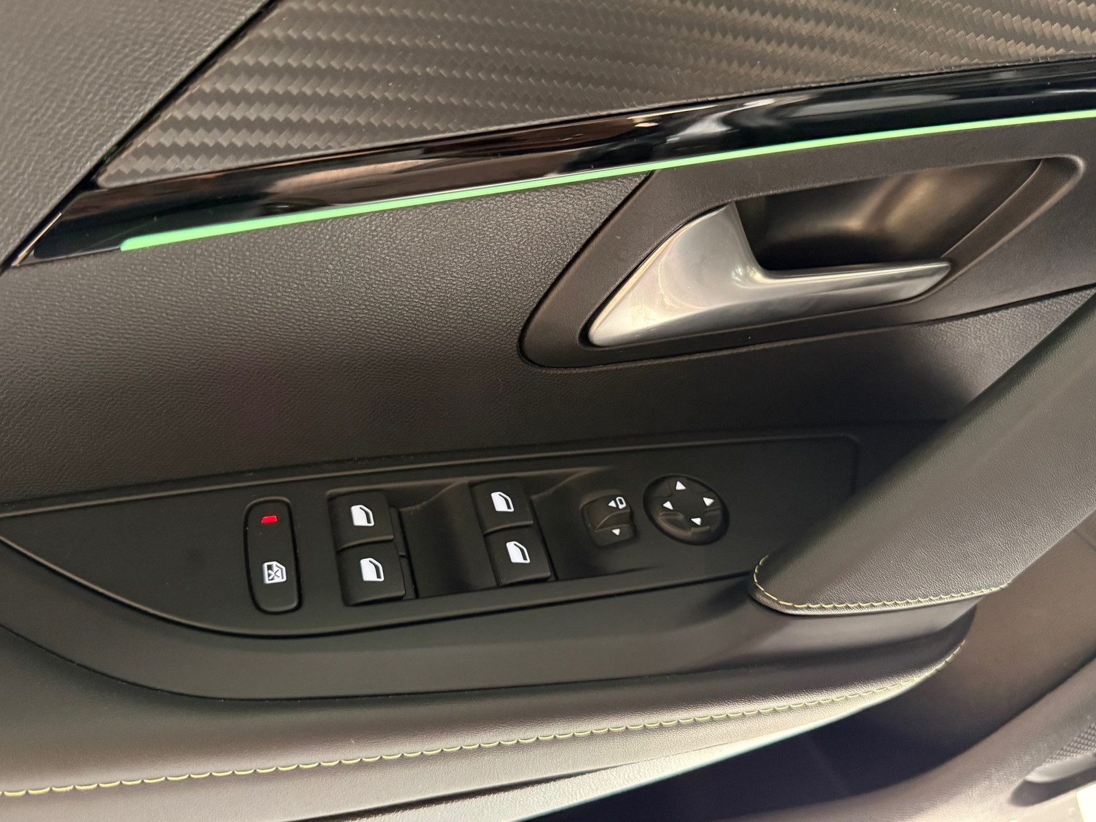 Peugeot 208 GT 1.2 PureTech|3x GT|KEYLESS|CAMERA 360|DIGITAL 3D DASH|STOELVERW|SFEERVERL|HALF LEDER|CARPLAY